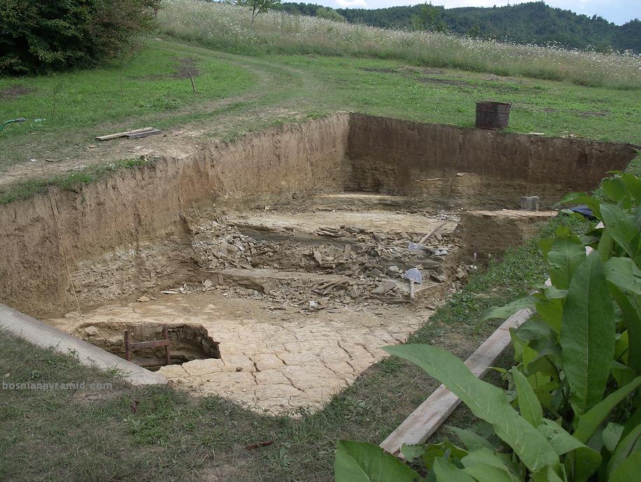 BosnianPyramidOfMoonTiles_PlatouWell.JPG